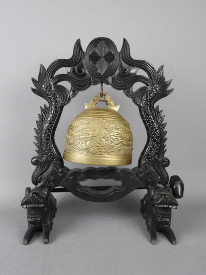 CHINE : Gong en bois découpé et sculpté à...