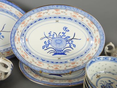 CHINE : Partie de service de table en porcelaine...