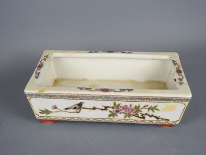 CHINA: Small porcelain jardinière with polychrome...