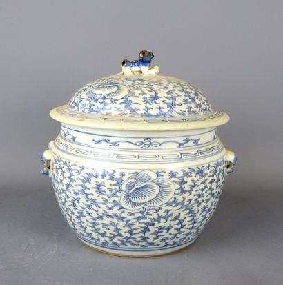 CHINE : Pot couvert en porcelaine à décor...