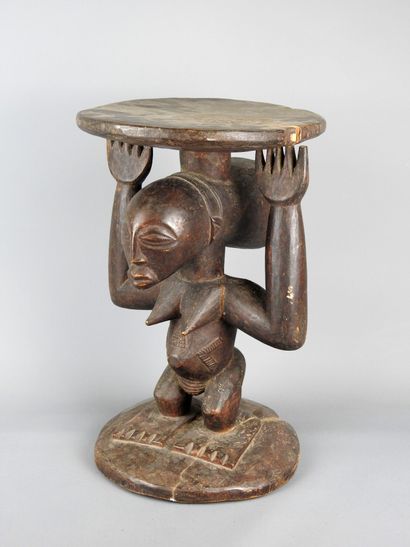 LUBA, RDC
Tabouret à cariatide d'un personnage...