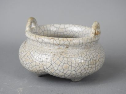 CHINA: Small cracked porcelain perfume burner...