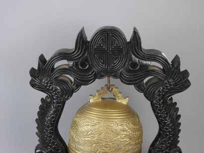 CHINE : Gong en bois découpé et sculpté à...