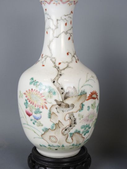 CHINE : Deux vases balustres en porcelaine,...