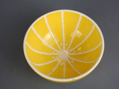 CHINA: Porcelain dish decorated with dragons...