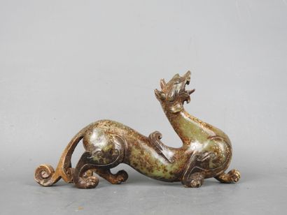CHINE : Dragon en pierre verte et bronze....