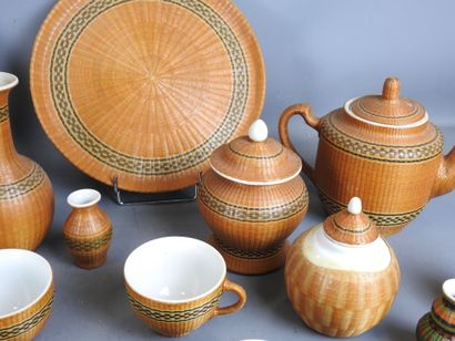 VIETNAM : Partie de service de table en porcelaine...