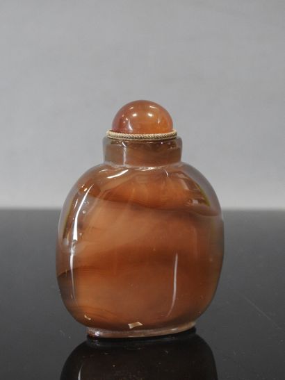 CHINE - Vers 1900
Flacon tabatière en agate...