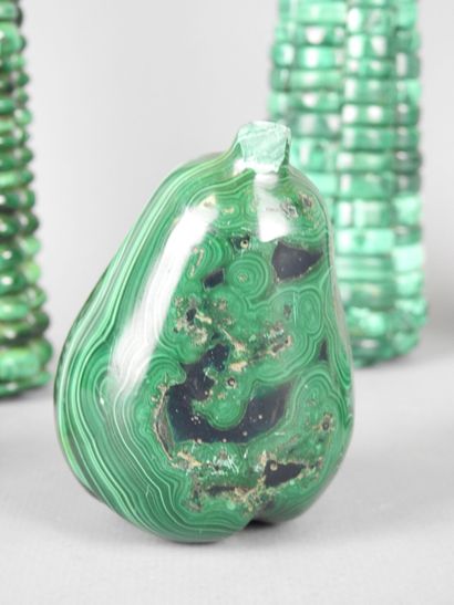 CINQ OBJETS en malachite à décor de maïs,...
