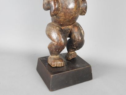 KUYU, RDC: Statue représentant un personnage...