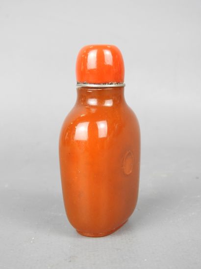 CHINE - XXe siècle
Flacon tabatière en ambre....