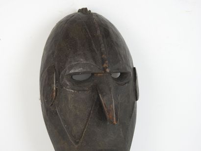 MASQUE de case en bois sculpté teinté noir,...