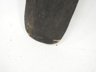 BORNEO, Indonésie : Grande pagaie en bois...