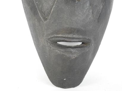 MASQUE de case en bois sculpté teinté noir,...