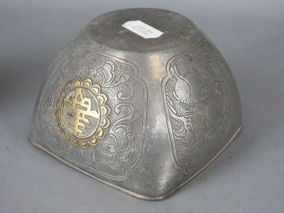 TIBET : Grelot en bronze, étui en bronze...