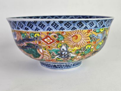 CHINE, XIXe.
Coupe circulaire en porcelaine...
