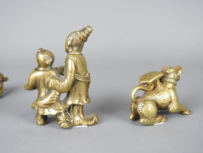 DEUX PETITS SUJETS en bronze doré et ciselé...