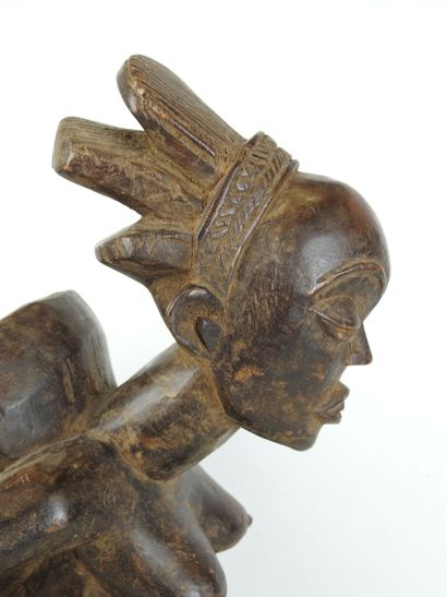 LUBA - CONGO : Squatting figure carrying...