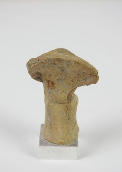 EQUATEUR : Statuette féminine en terre cuite....