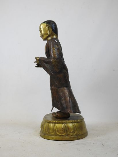 DISCIPLE de BOUDDHA en cuivre repoussé doré,...