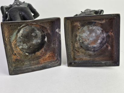Paire de statuettes en bronze figurant des...