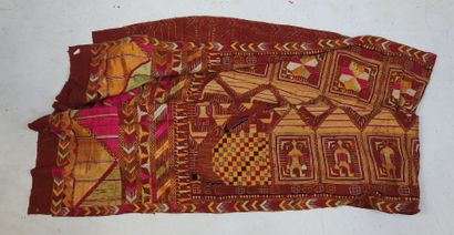 4 TISSAGES en laine brodé de motifs géométriques....