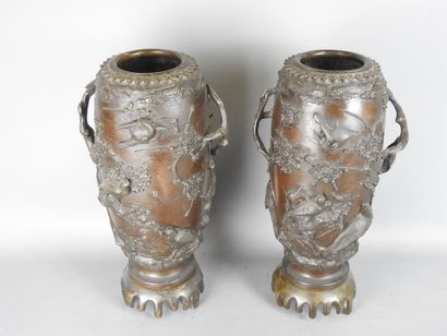 JAPON : Paire de vases en bronze à patine...