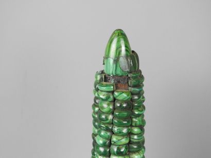 CINQ OBJETS en malachite à décor de maïs,...
