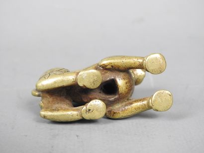 DEUX PETITS SUJETS en bronze doré et ciselé...