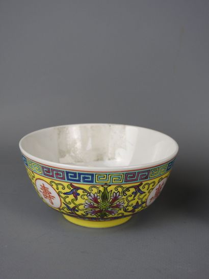 CHINA: Porcelain dish decorated with dragons...
