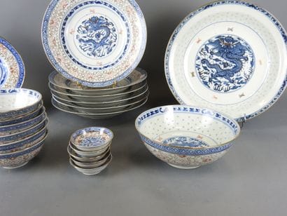 CHINE : Partie de service de table en porcelaine...