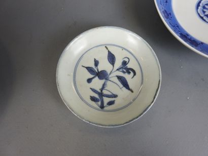 CHINE : Trois coupelles en porcelaine blanc...
