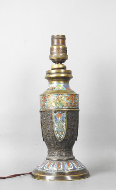 LAMPE en émaux cloisonnés sur cuivre. Début...