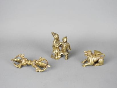 DEUX PETITS SUJETS en bronze doré et ciselé...