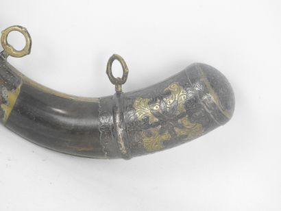 POIRE A POUDRE en corne et métal ciselé et...