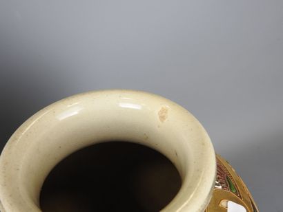 JAPON, Satsuma : Paire de vases de forme...