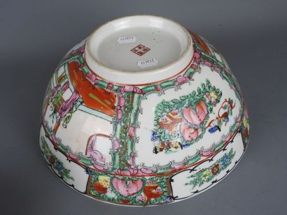 CHINE, Canton : Coupe saladier en porcelaine...