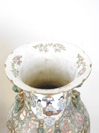 CHINA, Canton: Pair of large baluster-shaped...