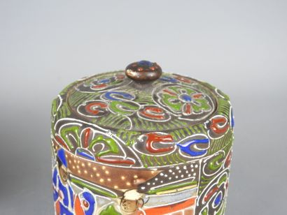 CHINA: Rectangular porcelain box decorated...