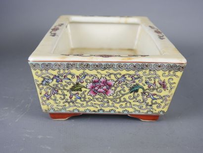 CHINA: Small porcelain jardinière with polychrome...