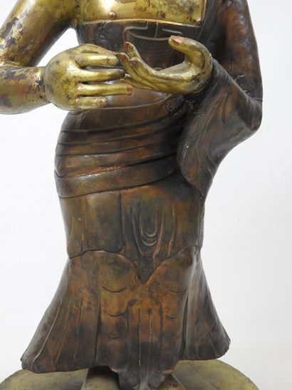 DISCIPLE de BOUDDHA en cuivre repoussé doré,...
