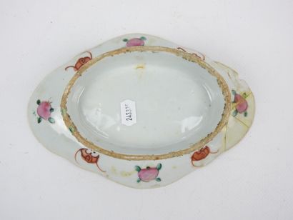 CHINE : ravier en porcelaine à décor polychrome...