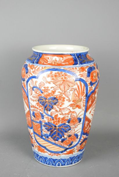 JAPAN: Porcelain baluster vase with blue-red...