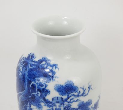 CHINA: Porcelain vase decorated with white-blue...