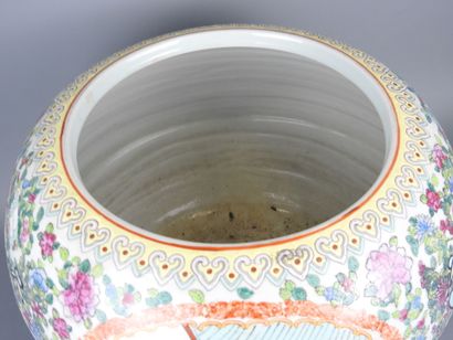 CHINE, Canton : Importante vasque en porcelaine...