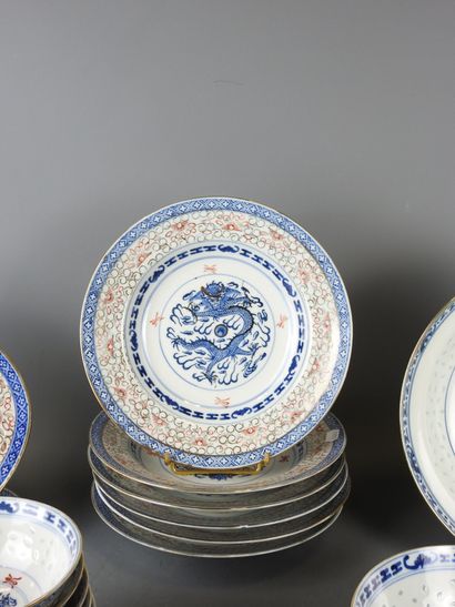 CHINE : Partie de service de table en porcelaine...