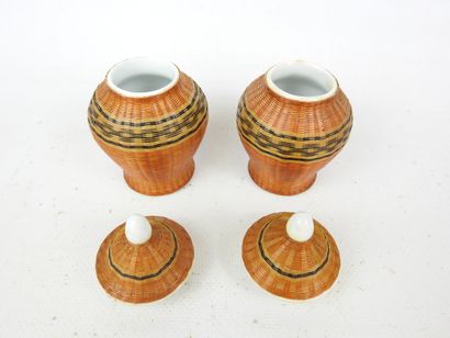 VIETNAM : Partie de service de table en porcelaine...