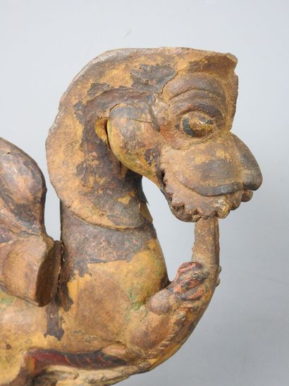 INDE : Paire de chimères ailées en bois sculpté,...