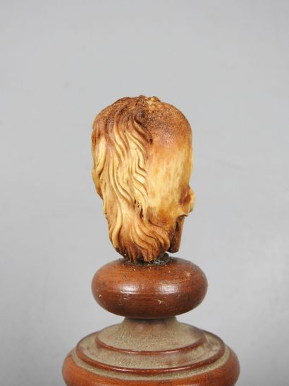 VANITE janus en os de cervidé sculpté sur...
