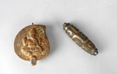 TIBET: DZI resin amulet. L: 7 cm. 
A small...